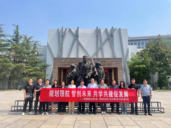 一群人站在建筑前AI 生成的内容可能不正确。